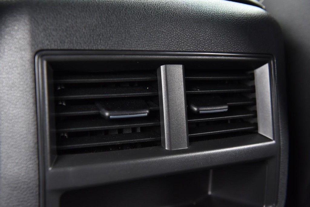 Volkswagen Atlas Cross Sport Vehicle Full-screen Gallery Image 23