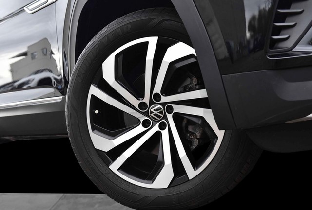 Volkswagen Atlas Cross Sport Vehicle Image 03