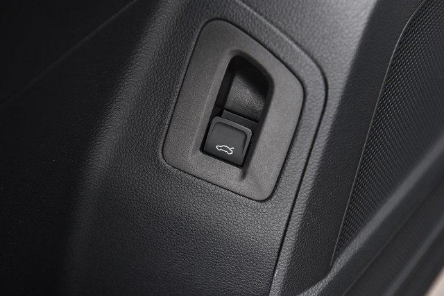 Volkswagen Atlas Cross Sport Vehicle Image 09
