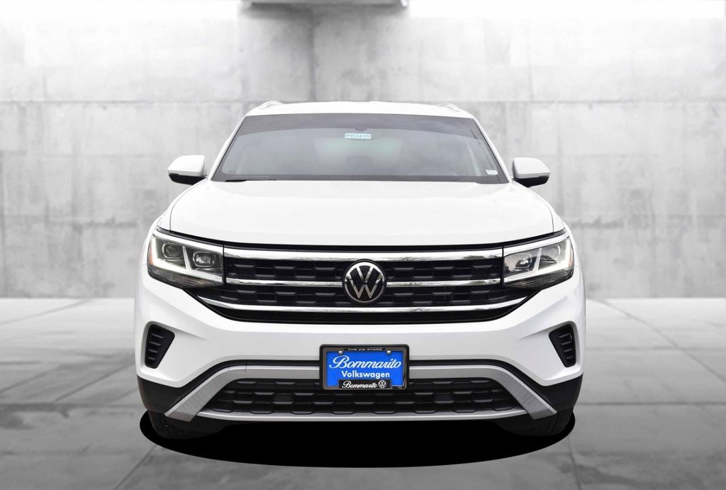 Volkswagen Atlas Cross Sport Vehicle Full-screen Gallery Image 4