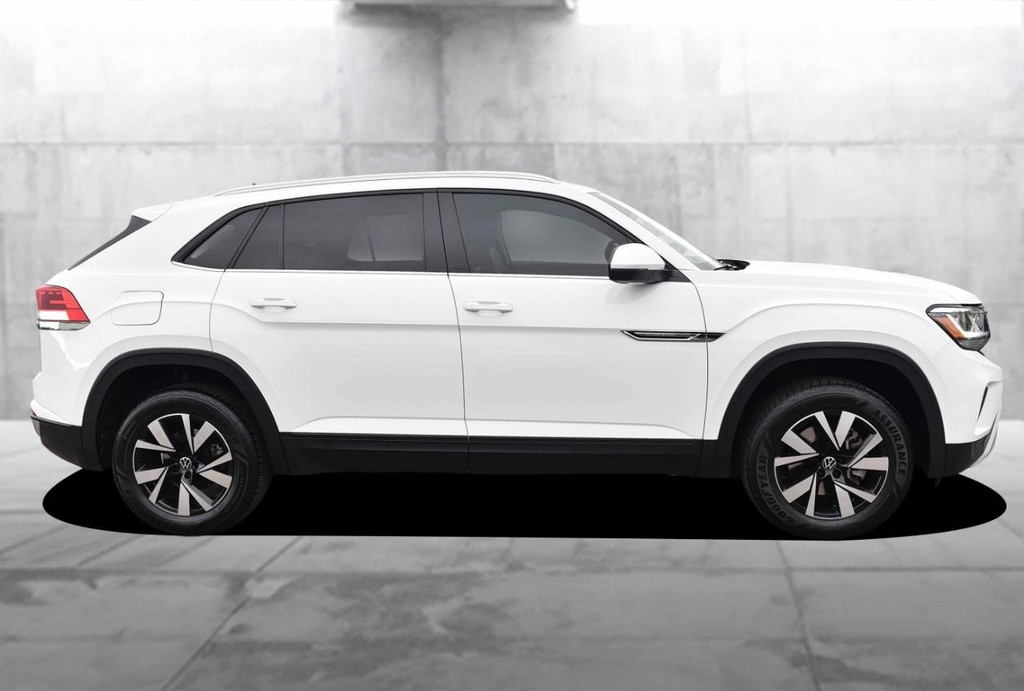 Volkswagen Atlas Cross Sport Vehicle Full-screen Gallery Image 5