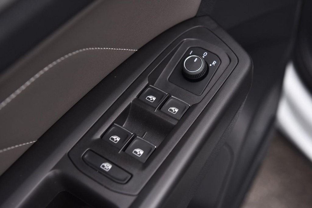 Volkswagen Atlas Cross Sport Vehicle Full-screen Gallery Image 8