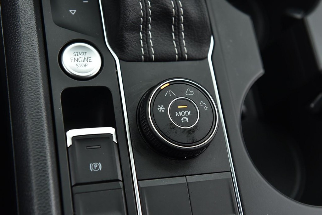 Volkswagen Atlas Cross Sport Vehicle Full-screen Gallery Image 16