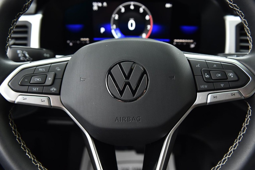 Volkswagen Atlas Cross Sport Vehicle Full-screen Gallery Image 17