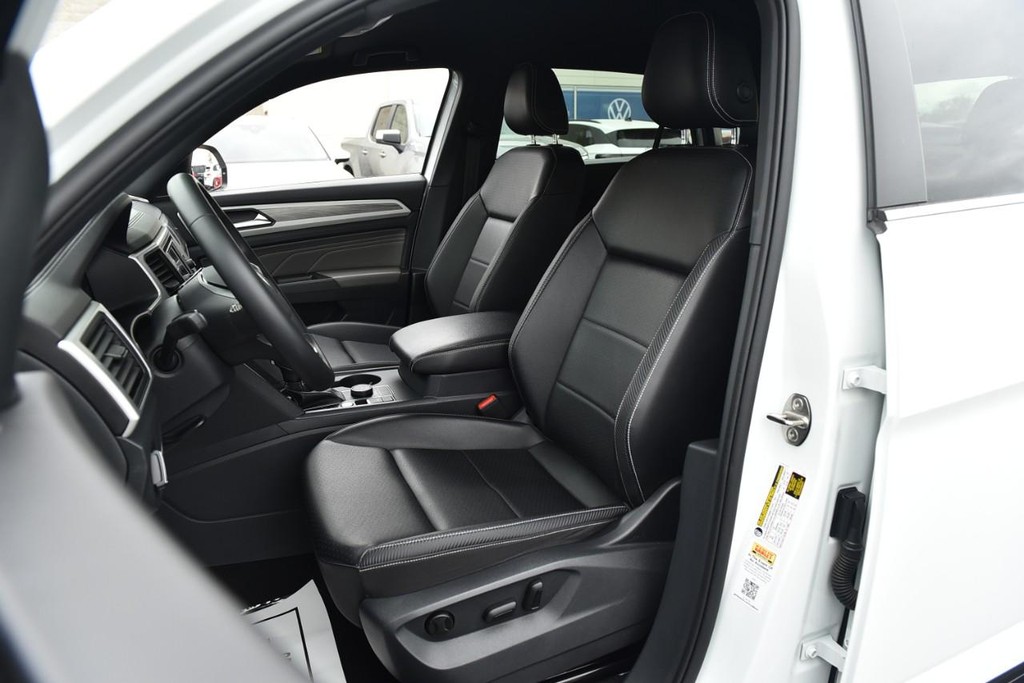 Volkswagen Atlas Cross Sport Vehicle Full-screen Gallery Image 18