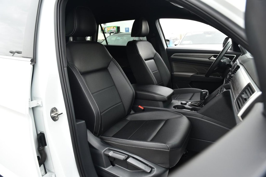 Volkswagen Atlas Cross Sport Vehicle Full-screen Gallery Image 19