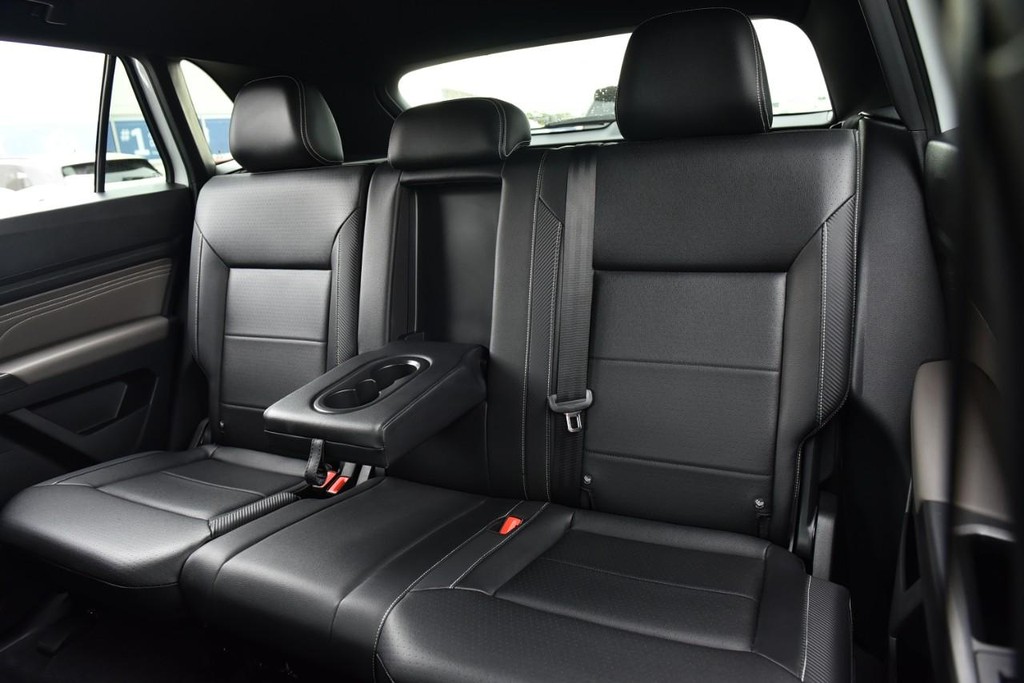 Volkswagen Atlas Cross Sport Vehicle Full-screen Gallery Image 20