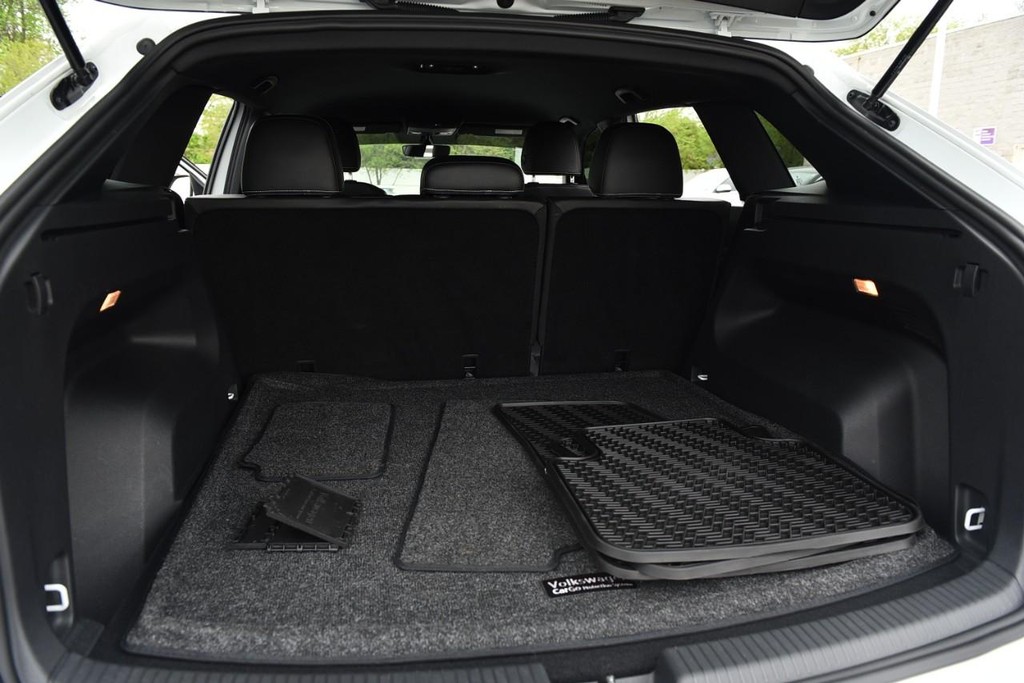 Volkswagen Atlas Cross Sport Vehicle Full-screen Gallery Image 22