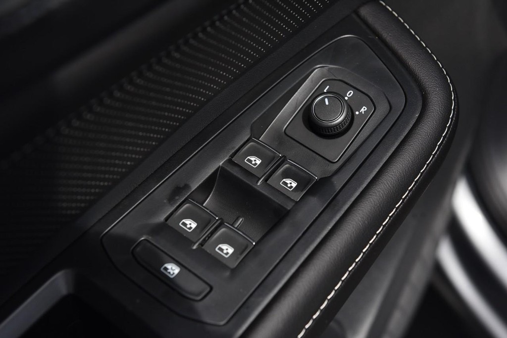 Volkswagen Atlas Cross Sport Vehicle Full-screen Gallery Image 8