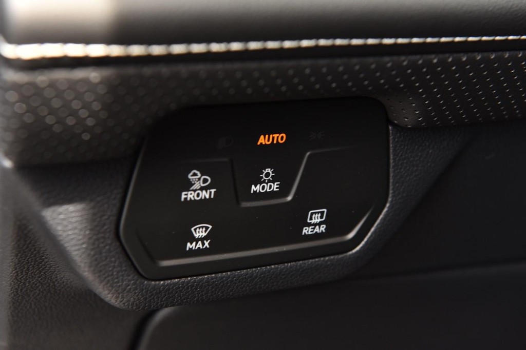 Volkswagen Atlas Cross Sport Vehicle Full-screen Gallery Image 10