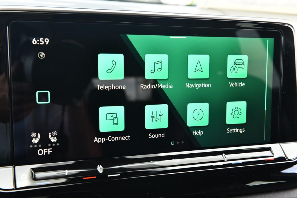 Volkswagen Atlas Cross Sport Vehicle Full-screen Gallery Image 13