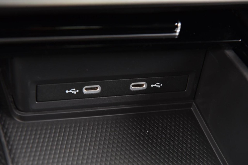 Volkswagen Atlas Cross Sport Vehicle Full-screen Gallery Image 15