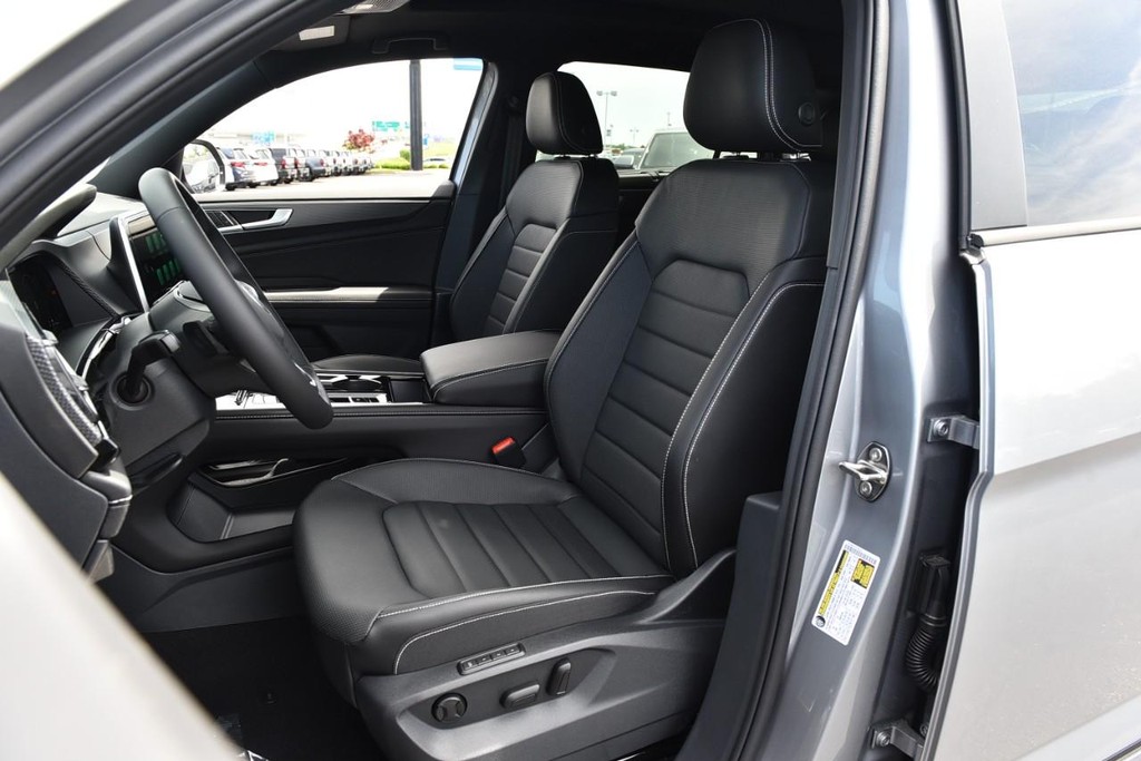 Volkswagen Atlas Cross Sport Vehicle Full-screen Gallery Image 18