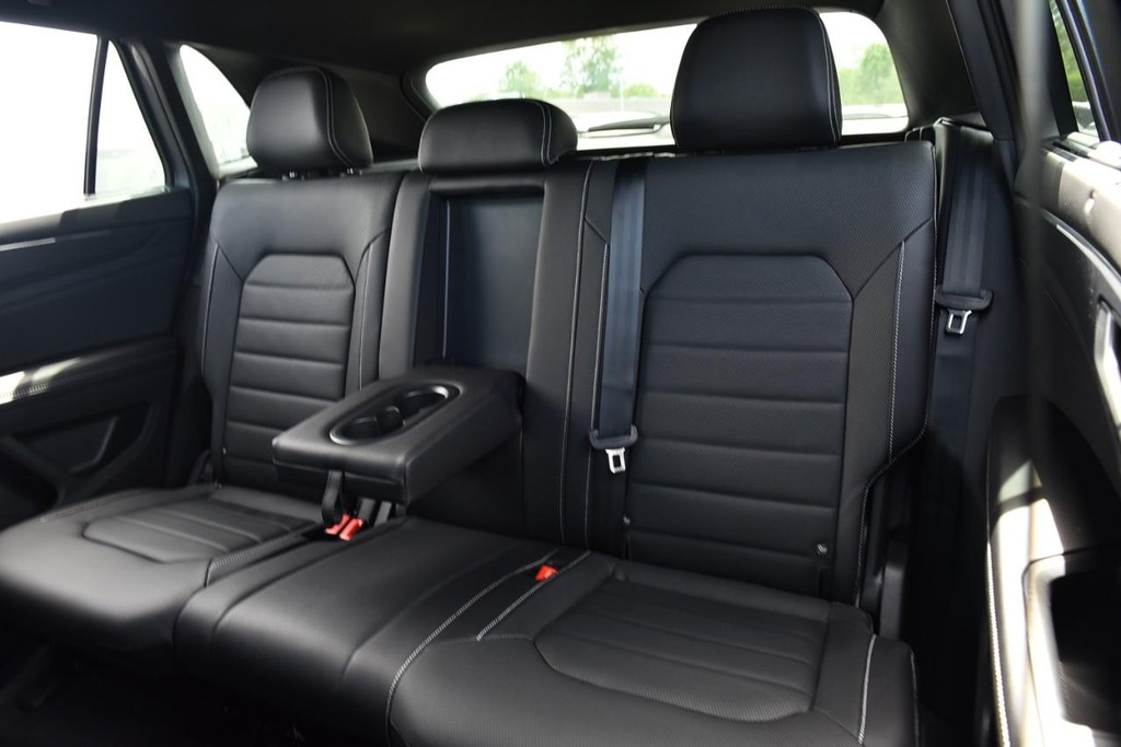 Volkswagen Atlas Cross Sport Vehicle Full-screen Gallery Image 21