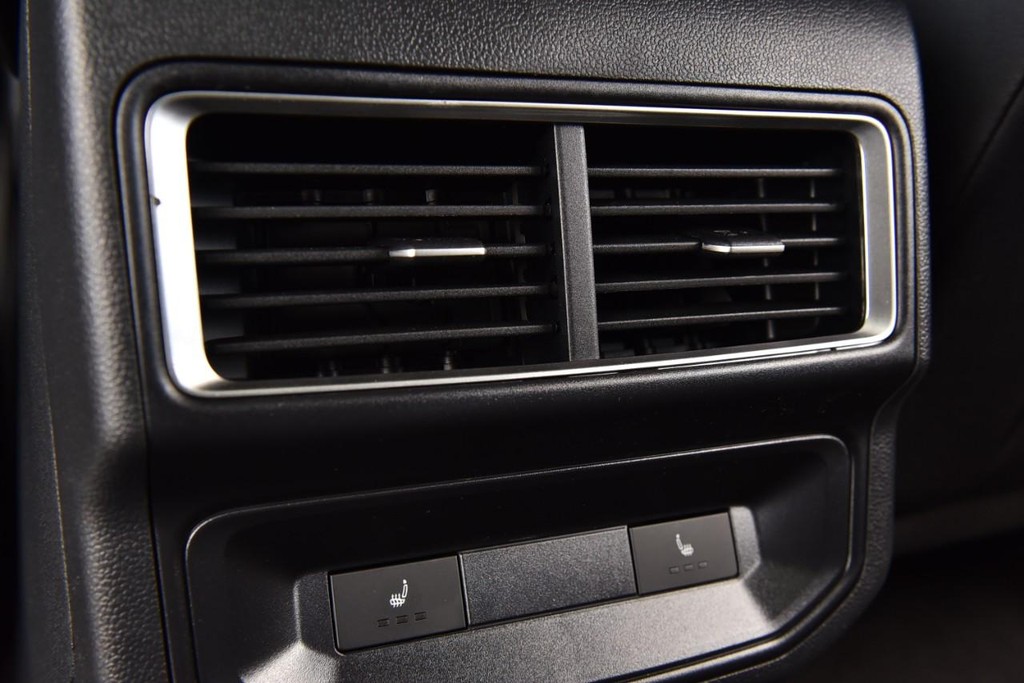 Volkswagen Atlas Cross Sport Vehicle Full-screen Gallery Image 22