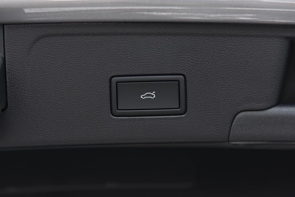 Volkswagen Atlas Cross Sport Vehicle Full-screen Gallery Image 25