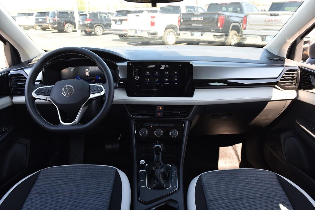 Volkswagen Taos Vehicle Full-screen Gallery Image 7
