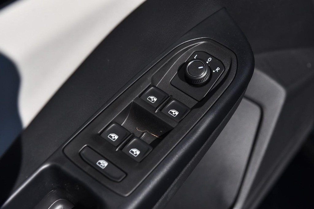 Volkswagen Taos Vehicle Full-screen Gallery Image 8