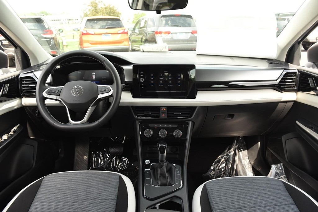 Volkswagen Taos Vehicle Full-screen Gallery Image 7