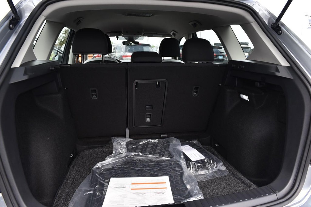 Volkswagen Taos Vehicle Full-screen Gallery Image 21