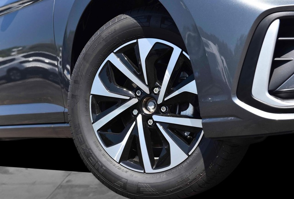 Volkswagen Jetta Vehicle Full-screen Gallery Image 3
