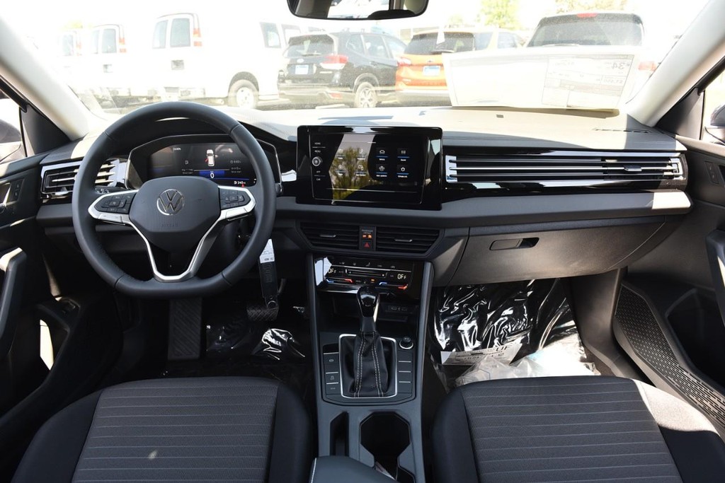 Volkswagen Jetta Vehicle Full-screen Gallery Image 7