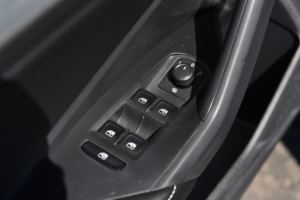 Volkswagen Jetta Vehicle Full-screen Gallery Image 8
