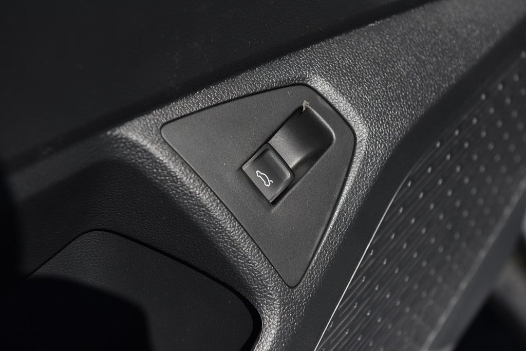 Volkswagen Jetta Vehicle Full-screen Gallery Image 9