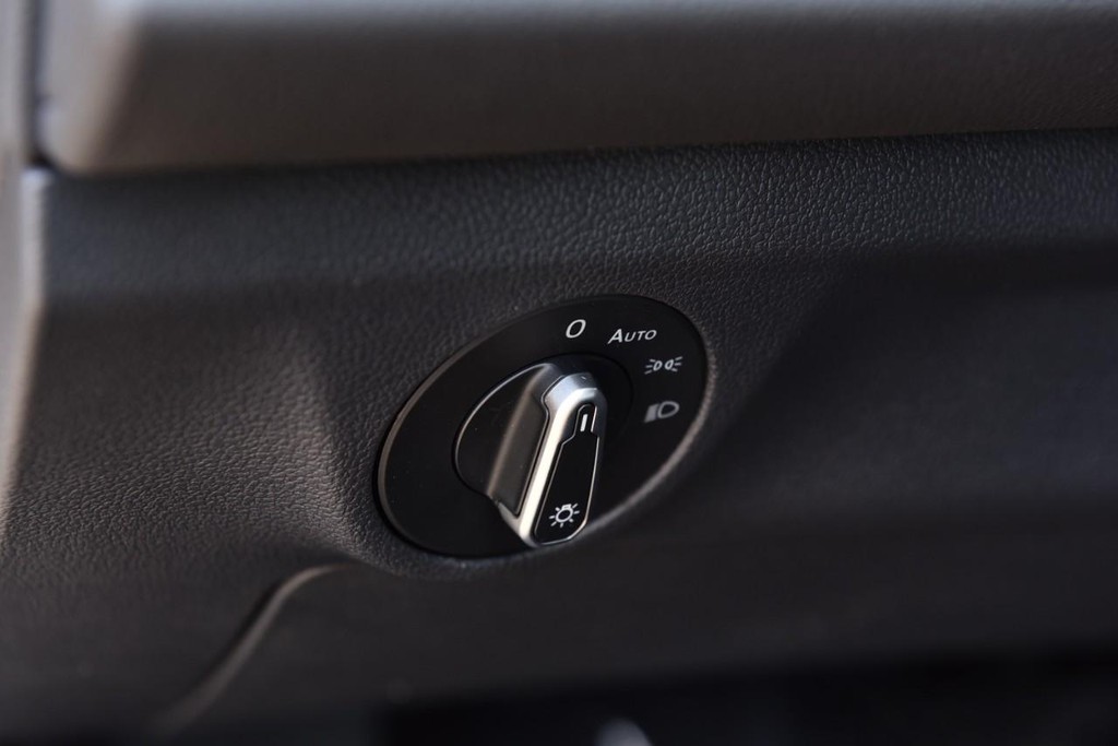 Volkswagen Jetta Vehicle Full-screen Gallery Image 11