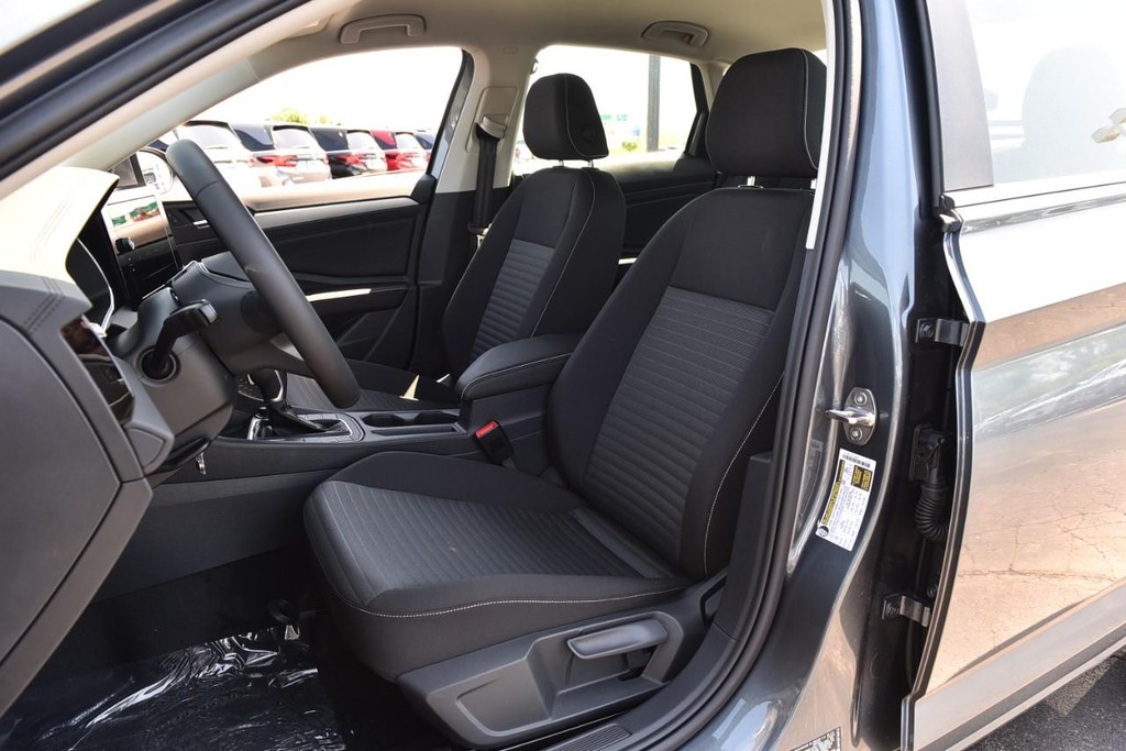 Volkswagen Jetta Vehicle Full-screen Gallery Image 19