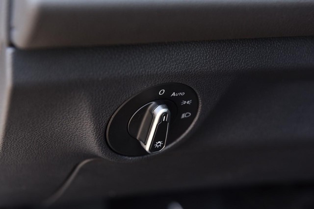 Volkswagen Jetta Vehicle Image 11