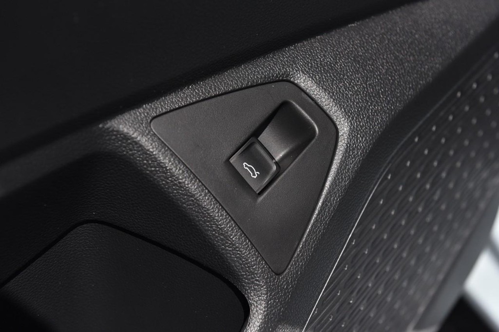 Volkswagen Jetta Vehicle Full-screen Gallery Image 9
