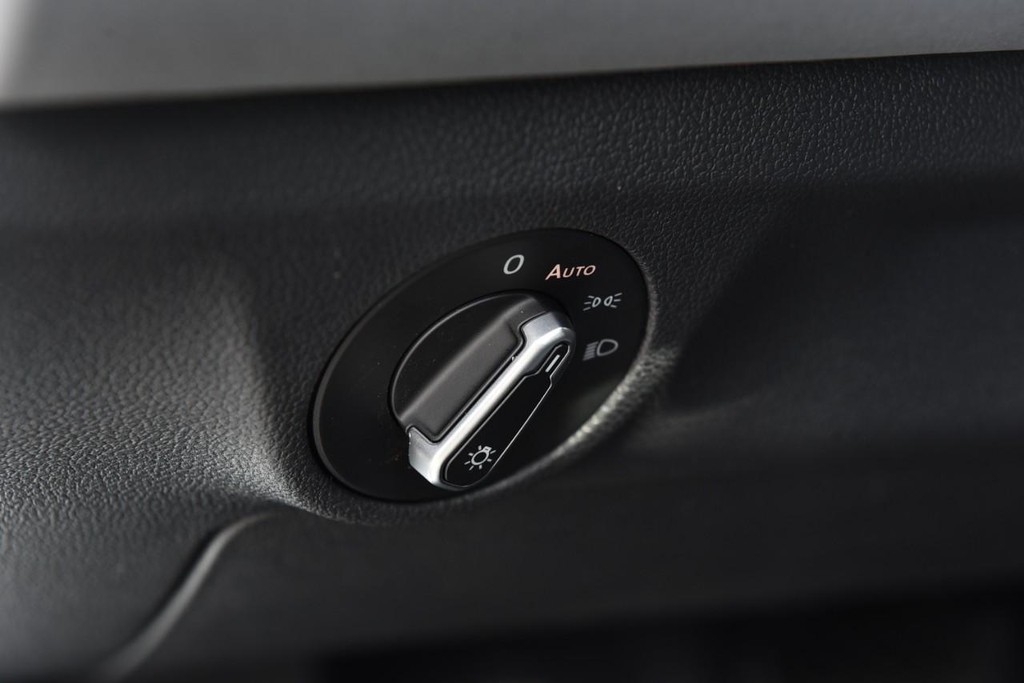 Volkswagen Jetta Vehicle Full-screen Gallery Image 11