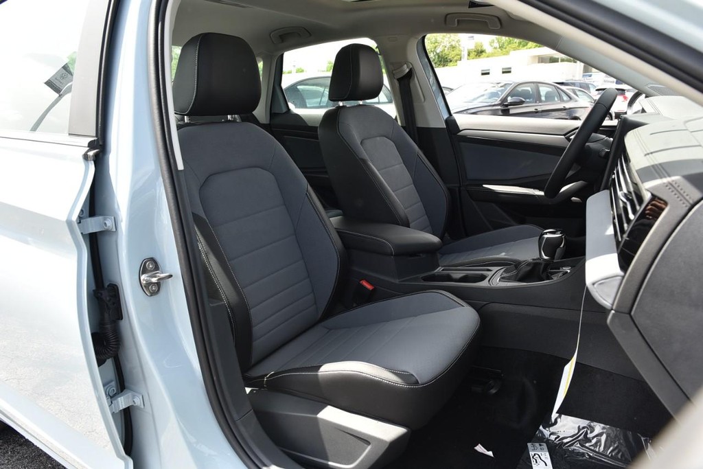 Volkswagen Jetta Vehicle Full-screen Gallery Image 21