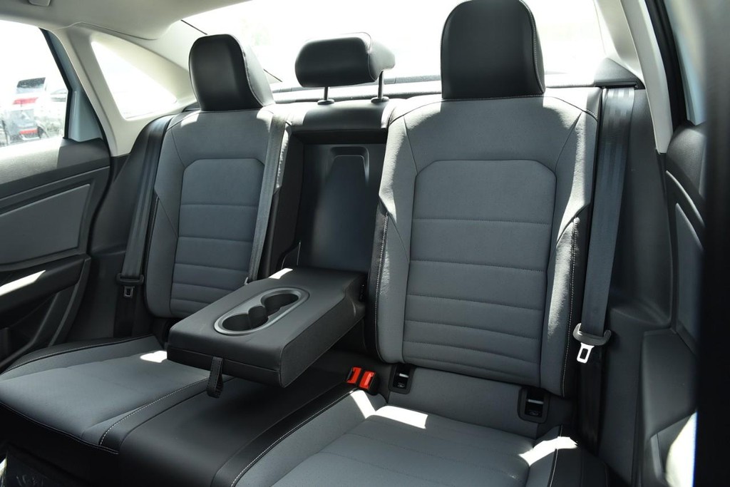Volkswagen Jetta Vehicle Full-screen Gallery Image 23
