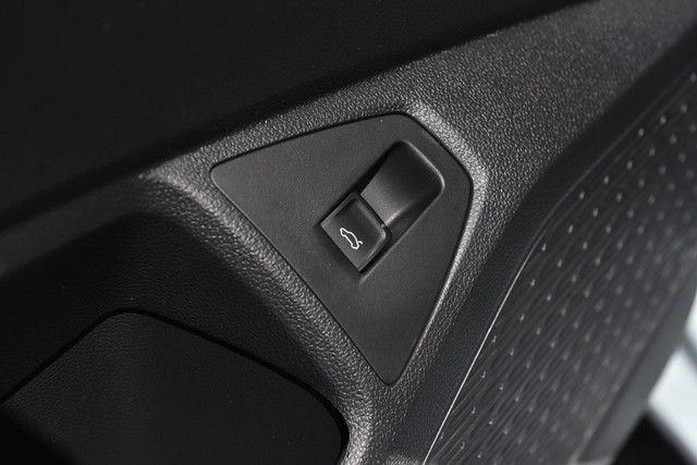 Volkswagen Jetta Vehicle Image 09