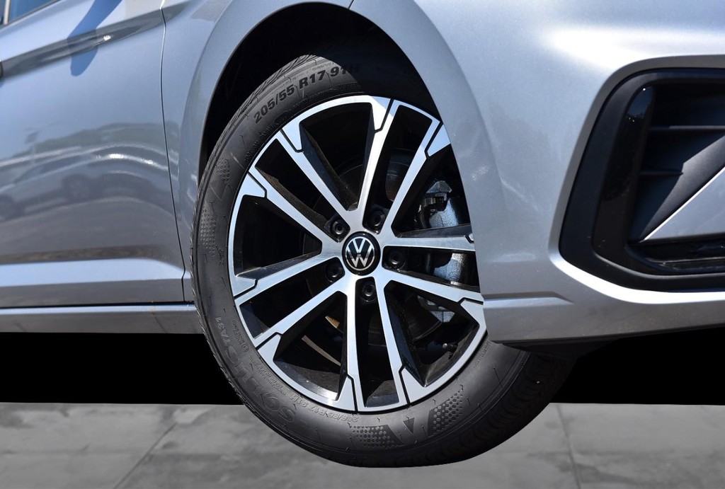 Volkswagen Jetta Vehicle Full-screen Gallery Image 3
