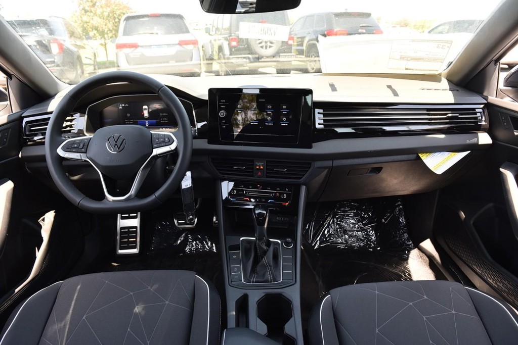 Volkswagen Jetta Vehicle Full-screen Gallery Image 7