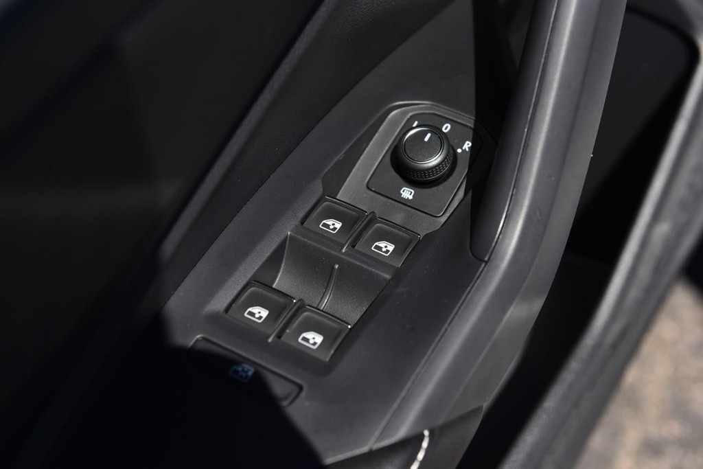 Volkswagen Jetta Vehicle Full-screen Gallery Image 8