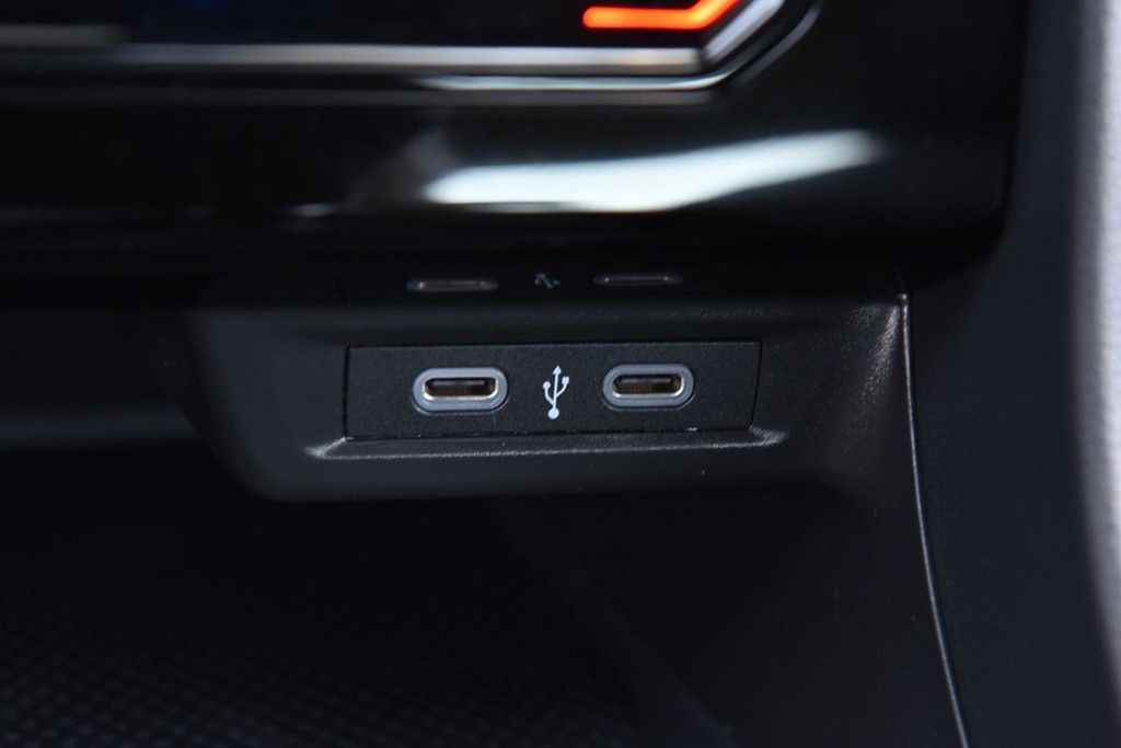 Volkswagen Jetta Vehicle Full-screen Gallery Image 16