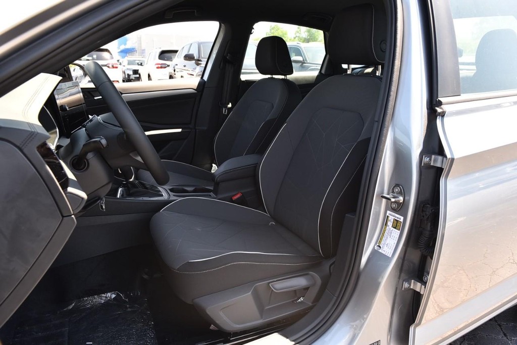 Volkswagen Jetta Vehicle Full-screen Gallery Image 19