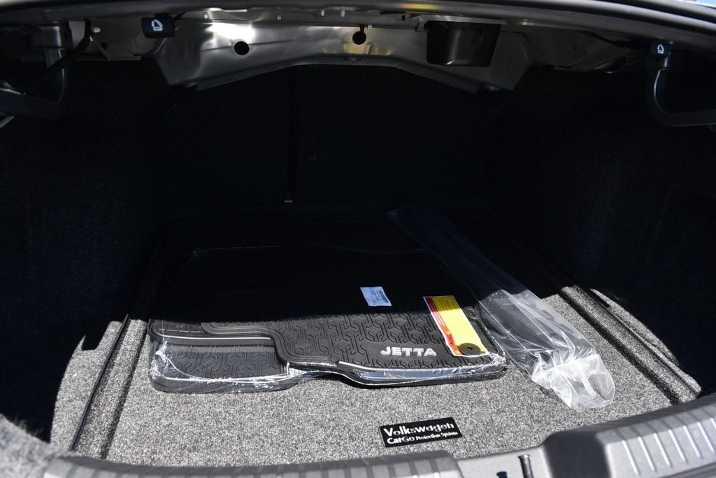 Volkswagen Jetta Vehicle Full-screen Gallery Image 22