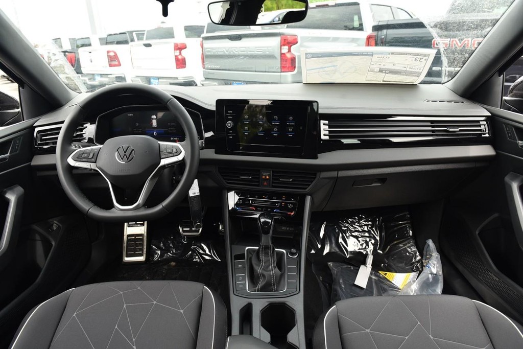 Volkswagen Jetta Vehicle Full-screen Gallery Image 7