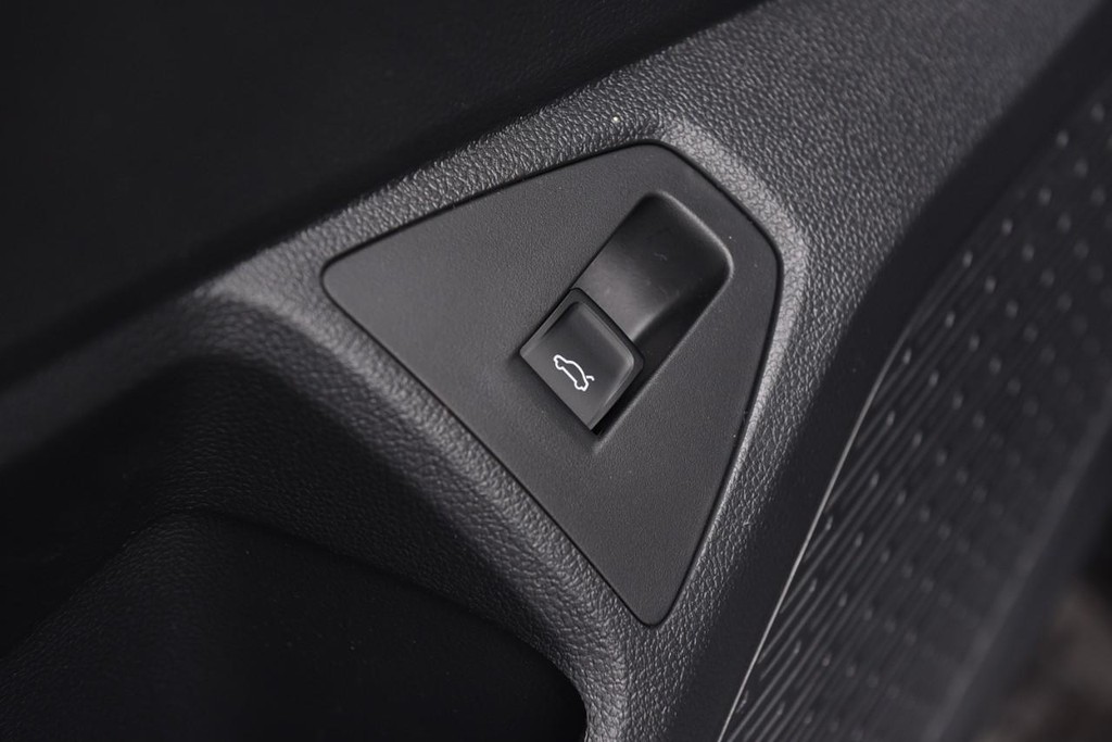 Volkswagen Jetta Vehicle Full-screen Gallery Image 9