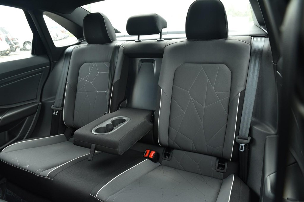 Volkswagen Jetta Vehicle Full-screen Gallery Image 21