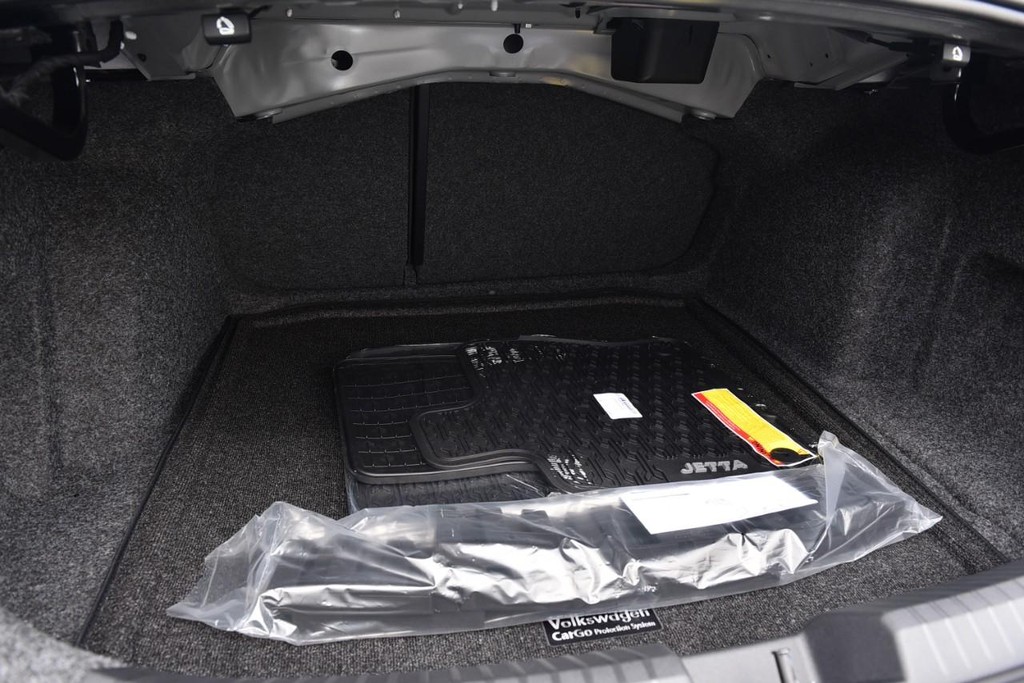 Volkswagen Jetta Vehicle Full-screen Gallery Image 22