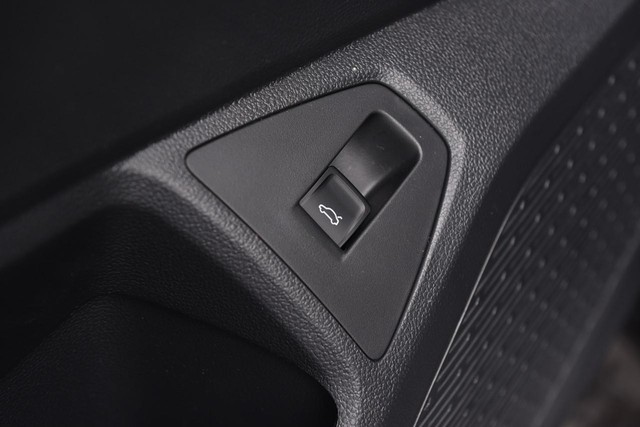 Volkswagen Jetta Vehicle Image 09