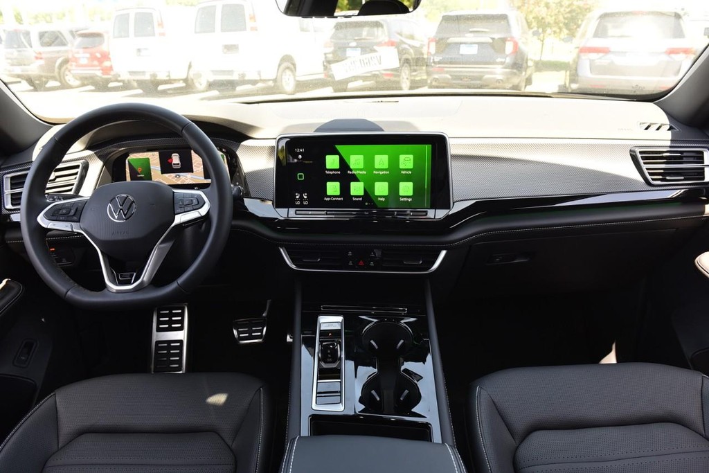 Volkswagen Atlas Cross Sport Vehicle Full-screen Gallery Image 7