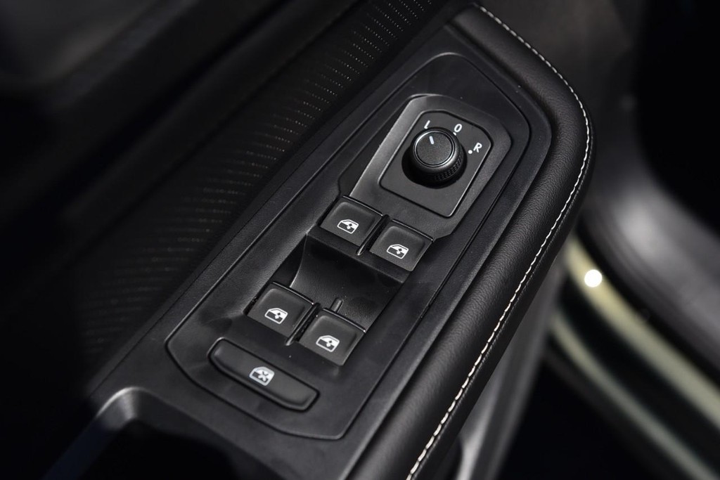 Volkswagen Atlas Cross Sport Vehicle Full-screen Gallery Image 8