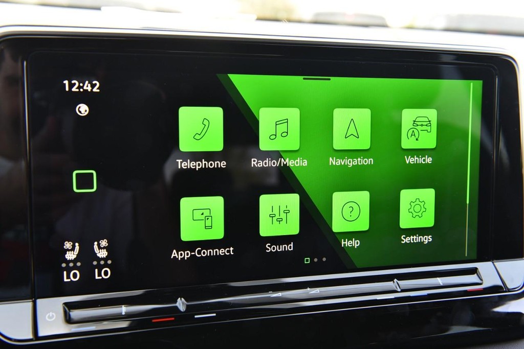 Volkswagen Atlas Cross Sport Vehicle Full-screen Gallery Image 14
